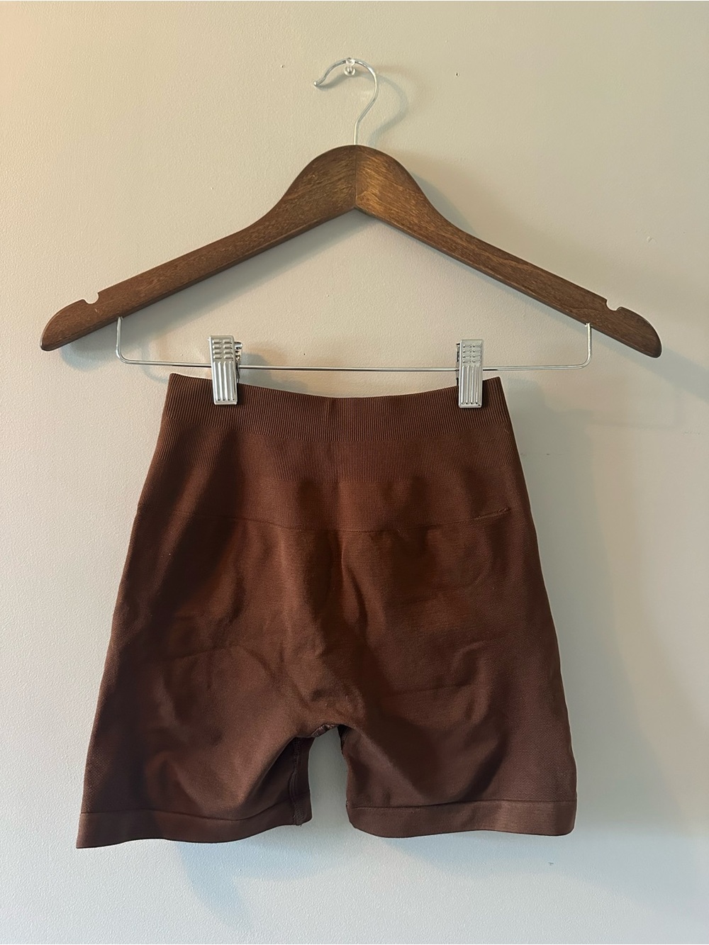Alphalete Amplify Shorts in Dark Brown